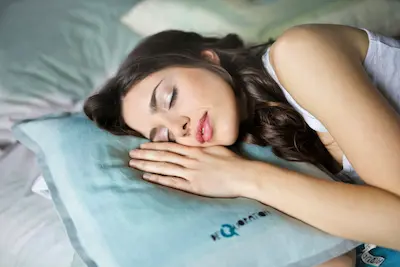 mujer durmiendo.